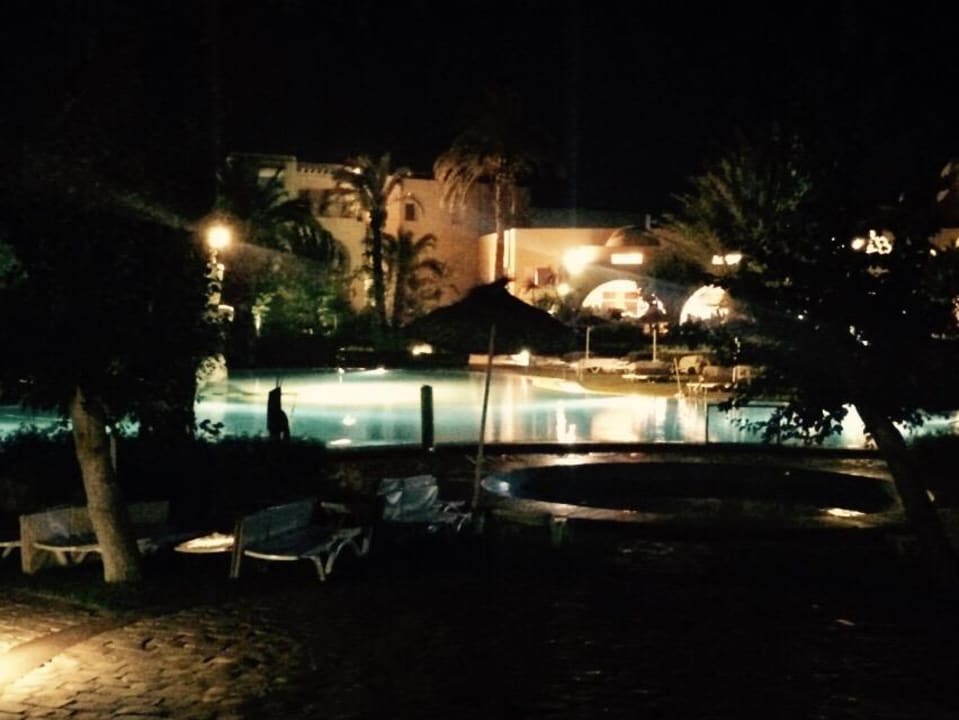 Hauptpool bei Nacht TUI MAGIC LIFE Africana