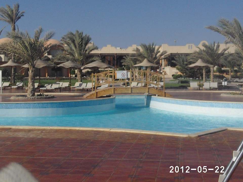 Ein Schwimmvergnügen durch den großen Pool Three Corners Sea Beach Resort