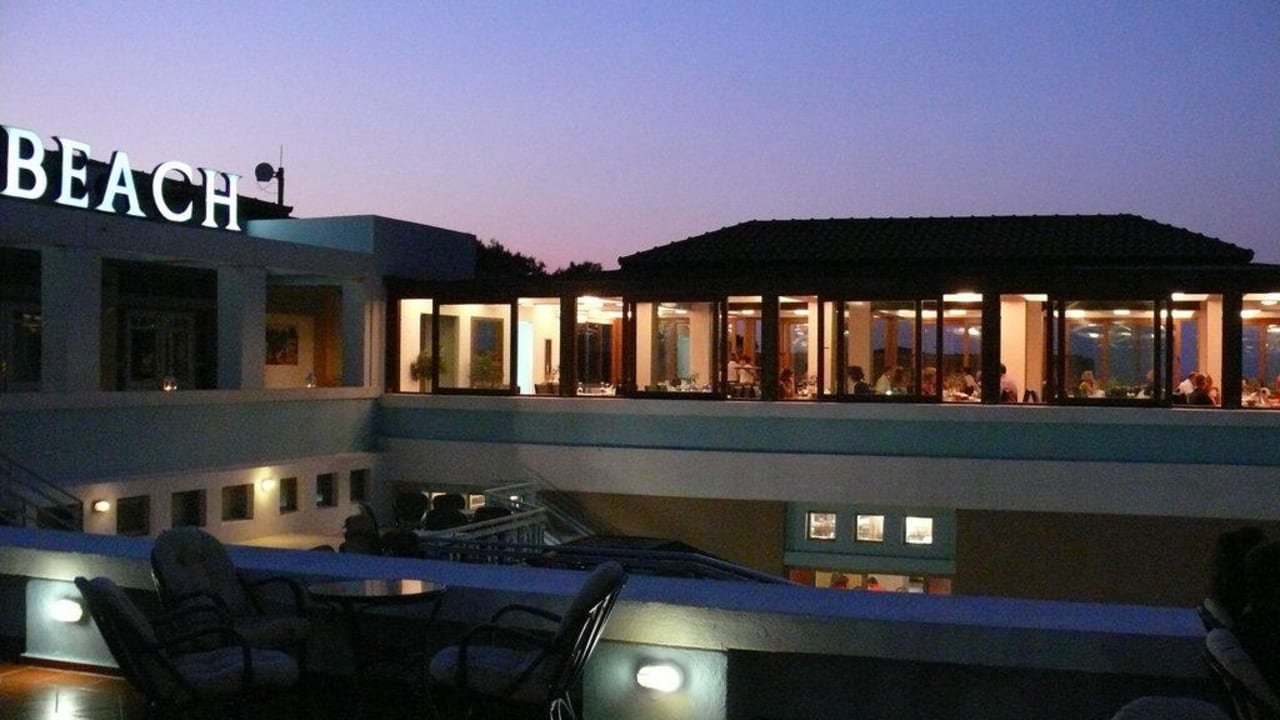 Obere Terrasse mit Blick auf eines der Restaurants Fodele Beach & Water Park Holiday Resort