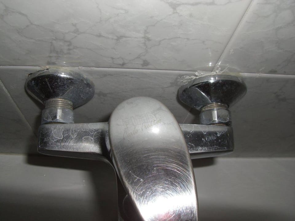 Verdreckte Duscharmatur kurz vorm herabfallen Vantaris Palace