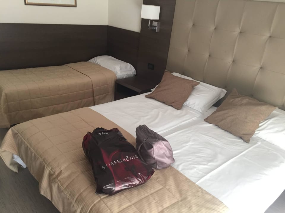 Doppelbett inkl. Bett fürs Kind Hotel International Beach