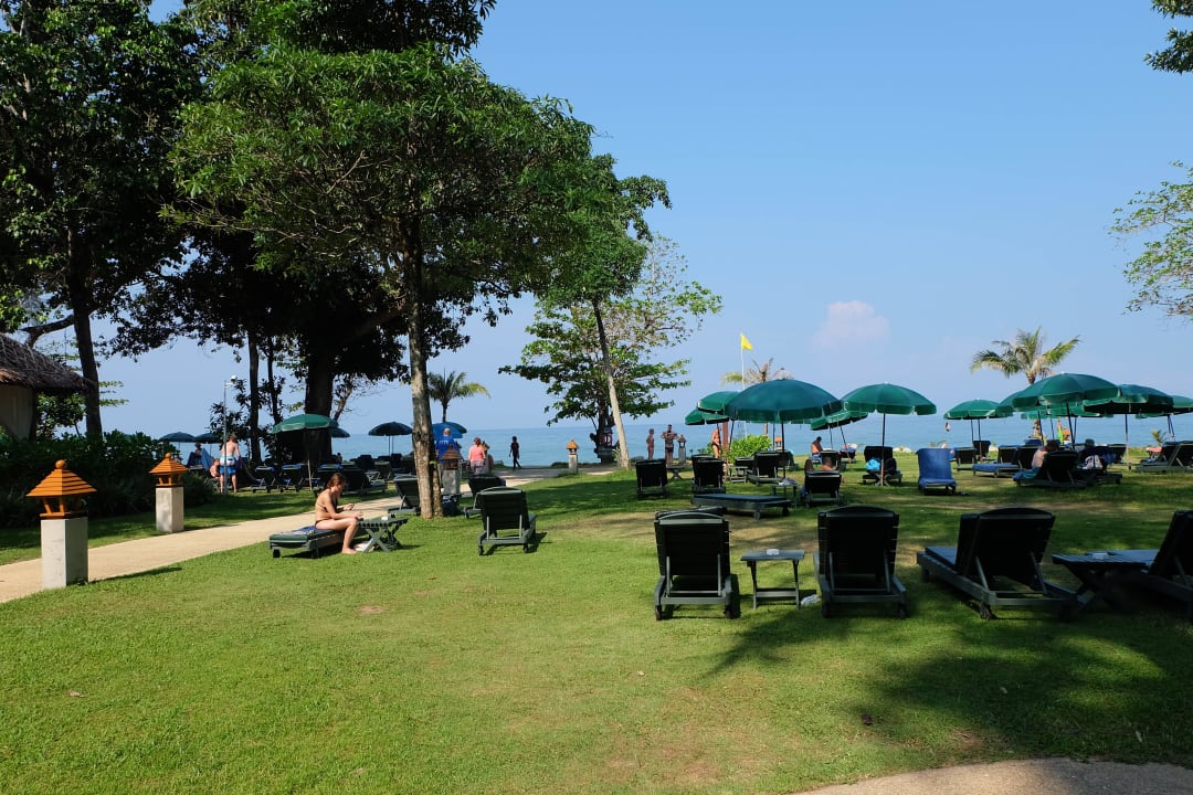 Liegewiese am Strand Khao Lak Merlin Resort