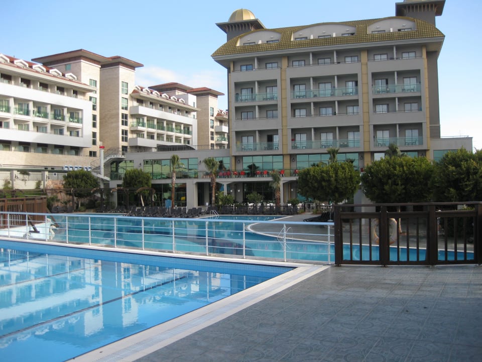 Blick vom Pool zum Hotel Aydinbey Kings Palace & Spa