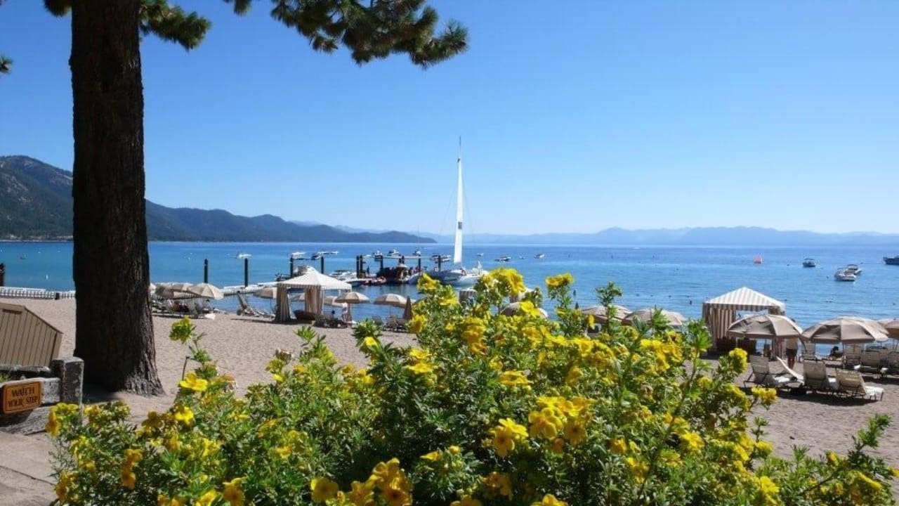 Blick vom Restaurant auf den Strand Hotel Hyatt Regency Lake Tahoe Resort, Spa and Casino