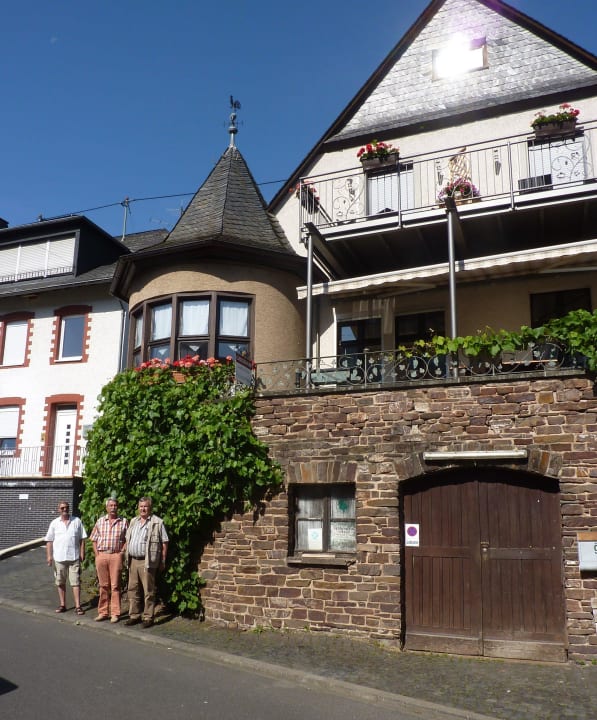 Im Turm Frühstücksraum, rechts Terrasse Pension Winzerhaus