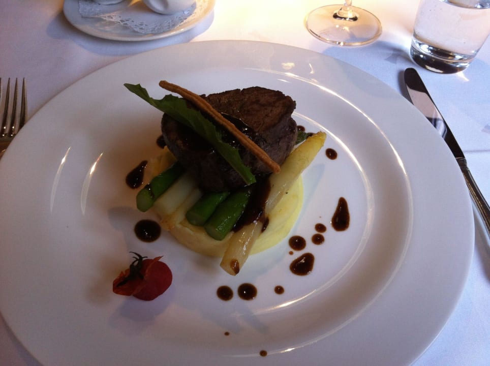 Hauptspeise Filet, Spargel, Kartoffelstock Chesa Salis Historic Hotel Engadin