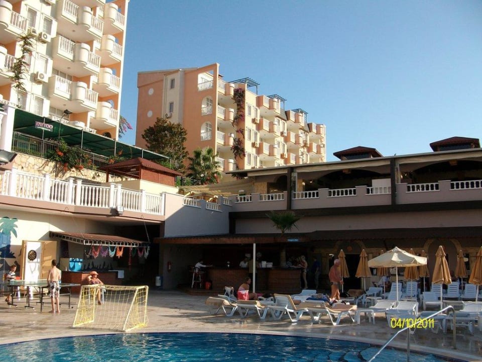 Pool mit Poolbar Hotel Club Paradiso