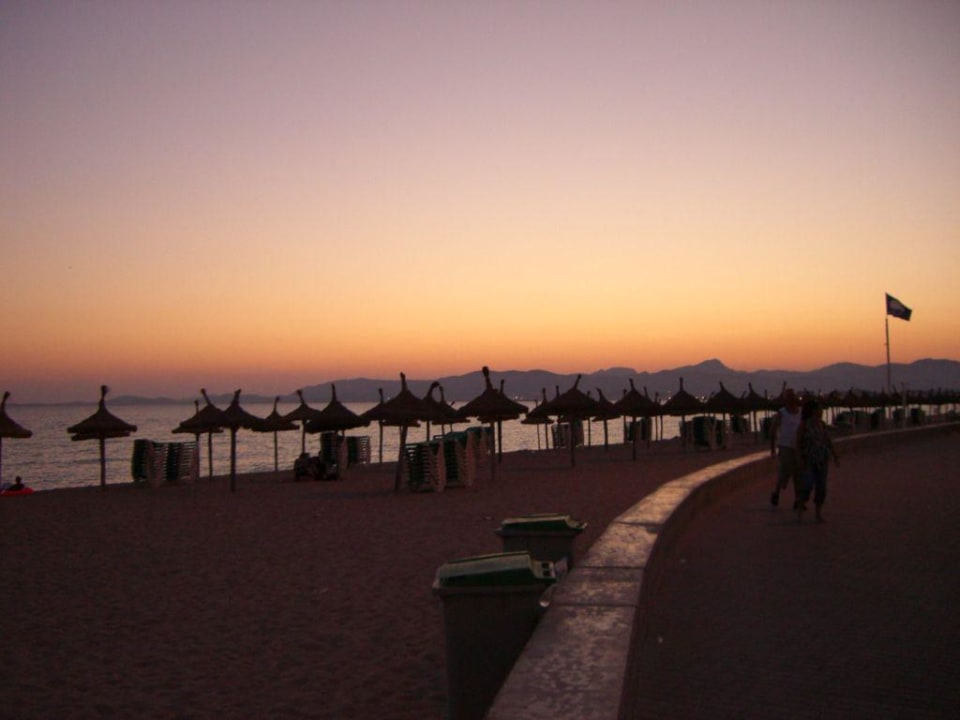 Nach Sonnenuntergang am Strand Hotel & Appartements Leman