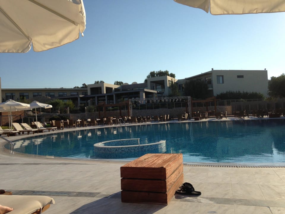Genieten aan het zwembad. SENTIDO Port Royal Villas & Spa