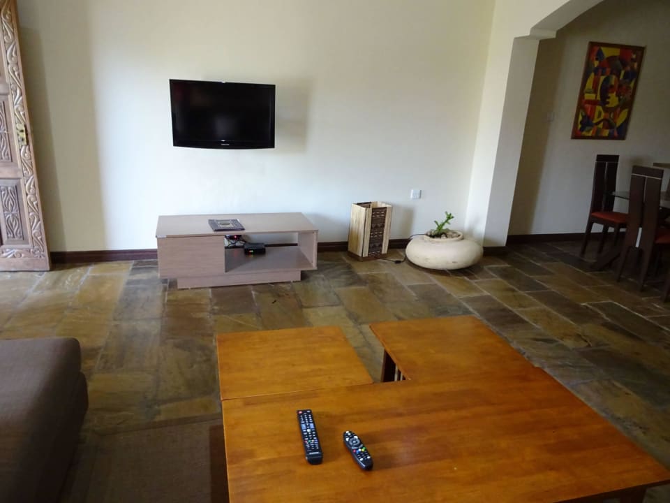 Wohnzimmer mit Flat TV Amani Luxury Apartments