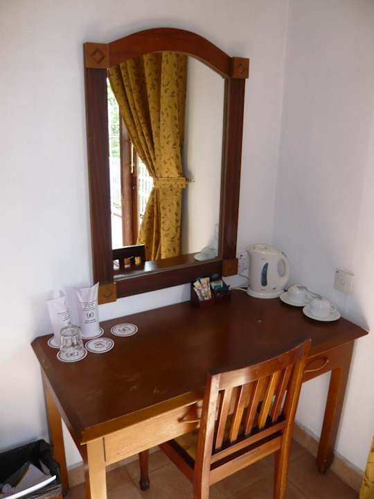 Spiegel und Sitzmöglichkeit Hotel Suisse