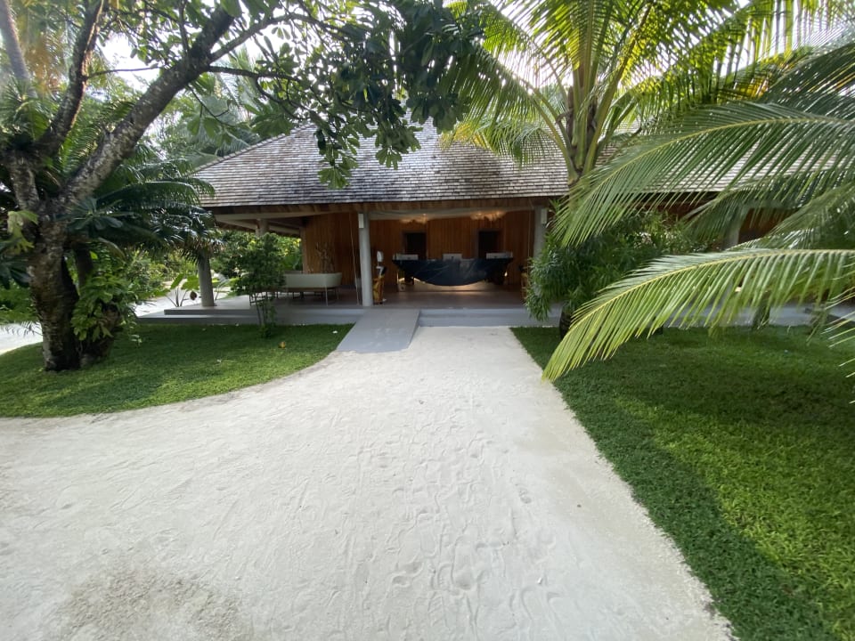 Lobby Outrigger Maldives Maafushivaru Resort