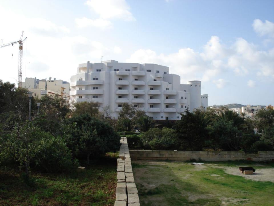 Blick vom Busterminal aufs Hotel db San Antonio Hotel + Spa