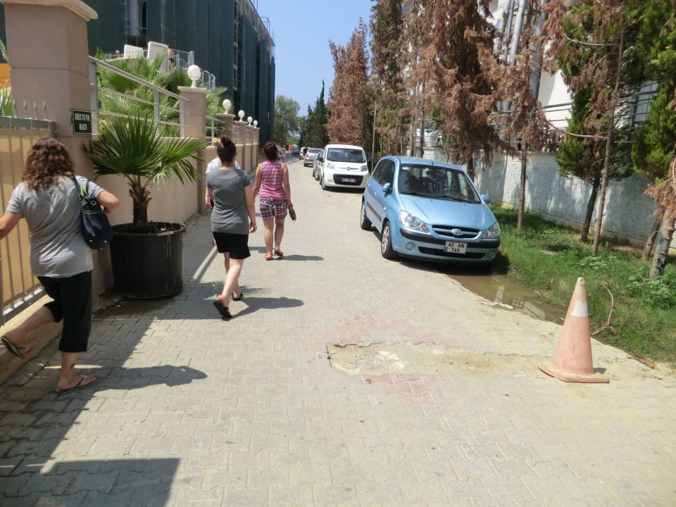 Weg an der Baustelle vorbei zum Strand Dizalya Palm Garden