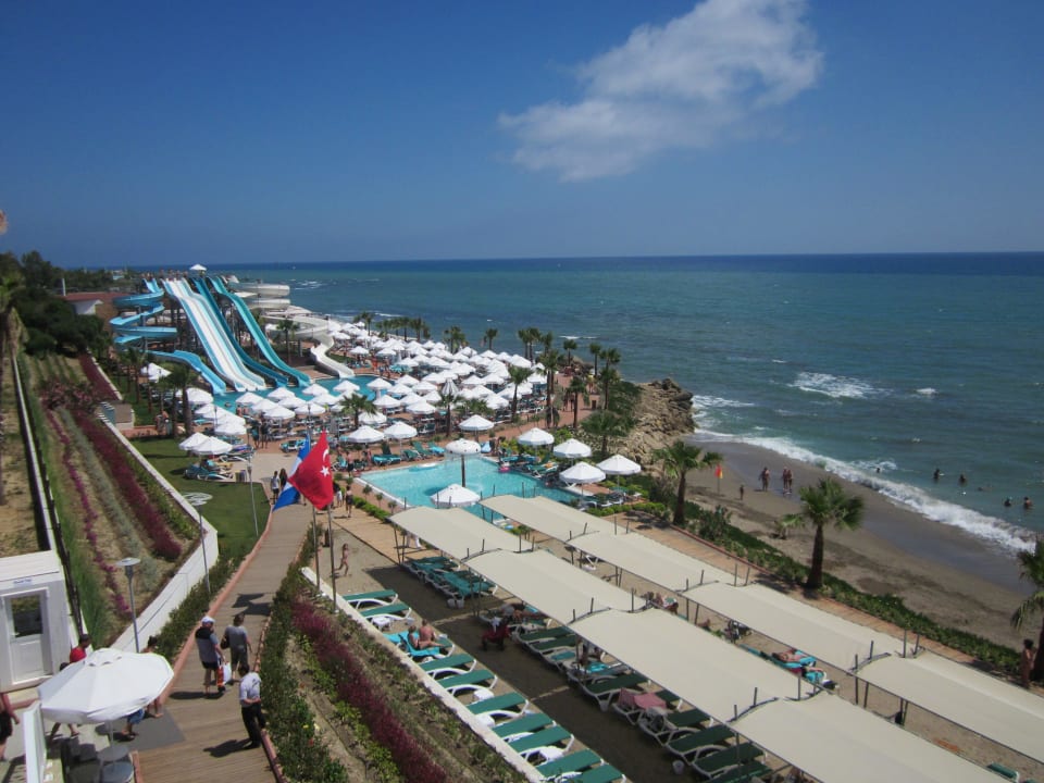 Wasserrutsche und Strandbar Vikingen Infinity Resort & Spa