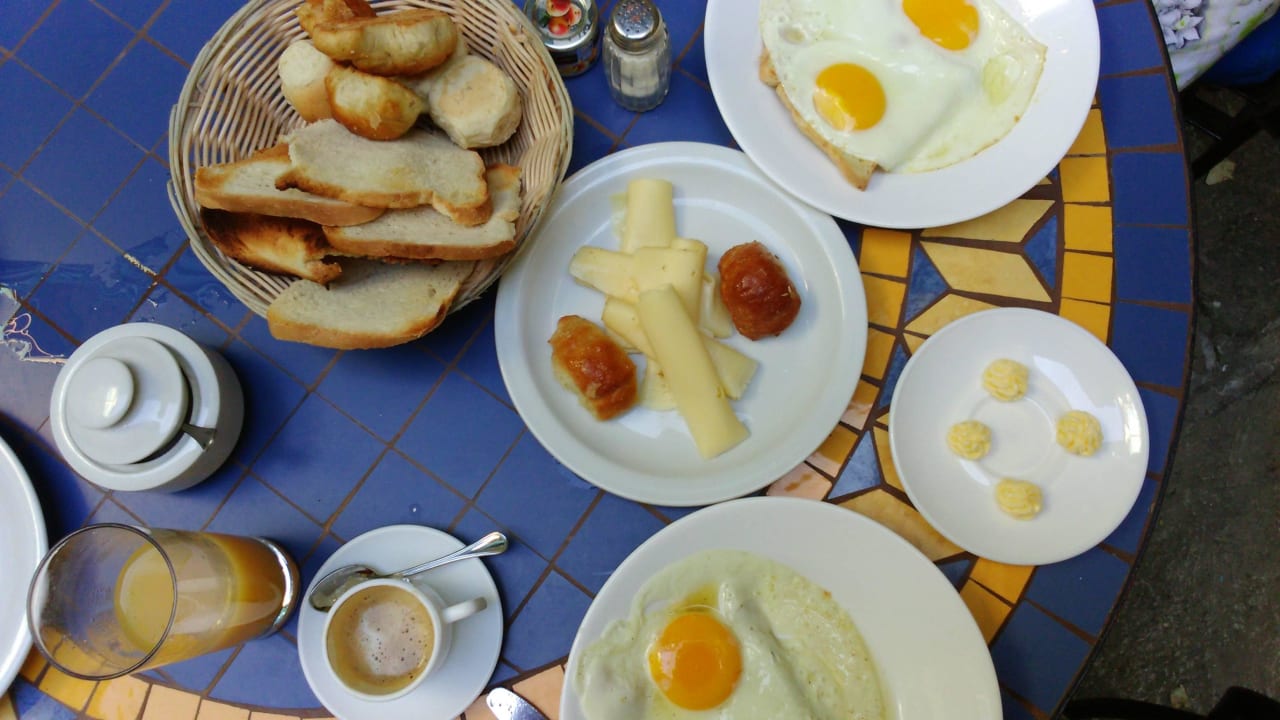 Frühstück - Brot, Ei, Kaffee Hostal Beltran de Santa Cruz