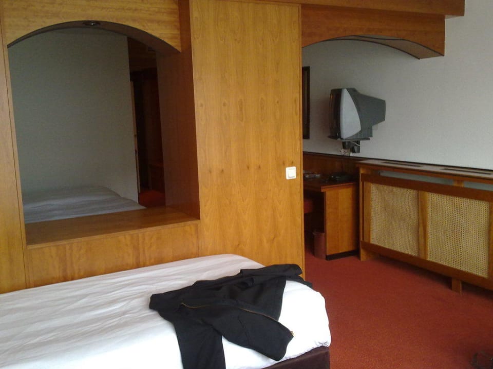 4 Personen Zimmer mit 2 Fernsehern Van der Valk Hotel A4 Schiphol