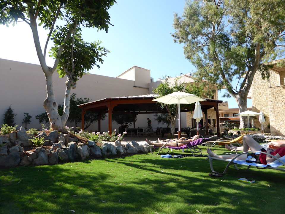 Blick von Liegewiese Richtung Tischtennis/Billiard Cactus Royal