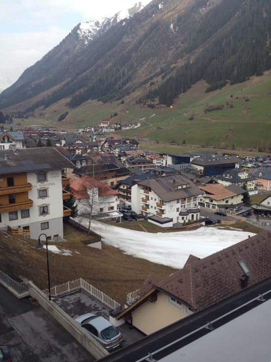 Toller Ausblick ins Dorf Hotel Alpvita Piz Tasna