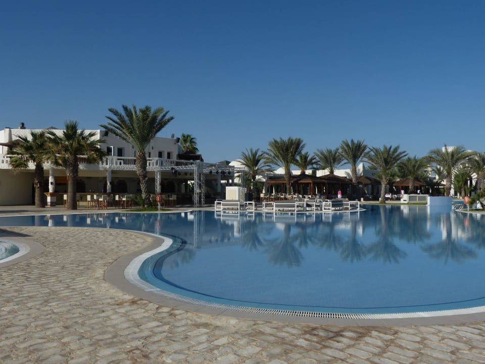 Pool mit Bar im Hintergrund ROBINSON DJERBA BAHIYA
