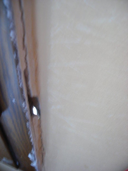 Loch neben dem Fenster in der Mauer Grand Makadi