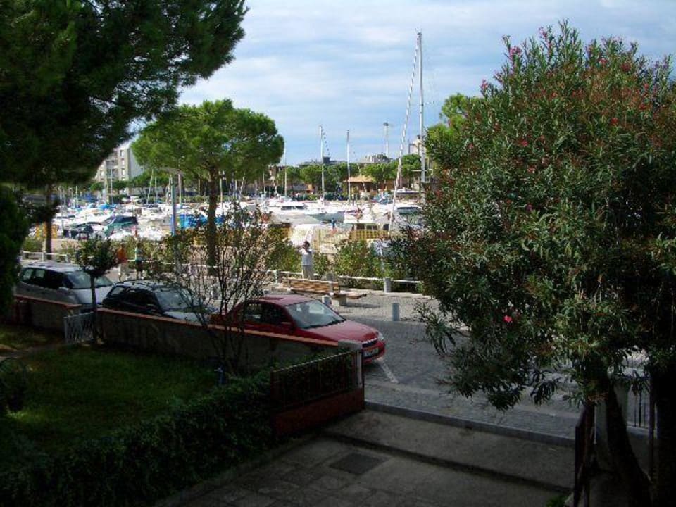 Ausblick vom Zimmer/Balkon zum Hafen Yachting Residence