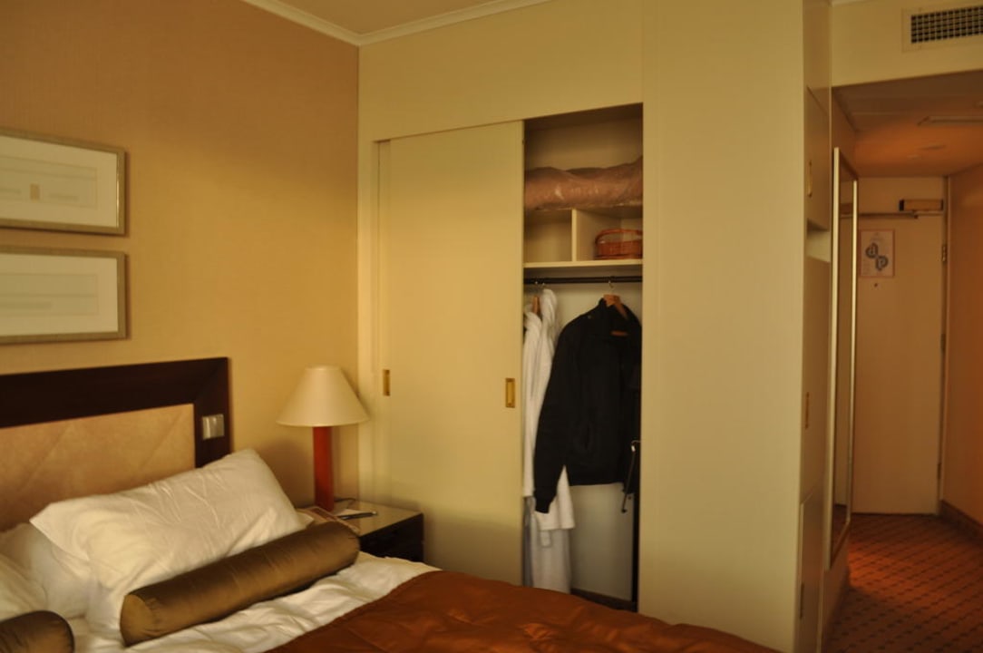 Bett und Kleiderschrank Grand Hotel Prague Towers