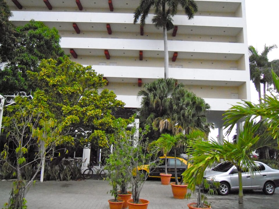 Blick vom Parkplatz Hotel Jagua Affiliated by Meliá