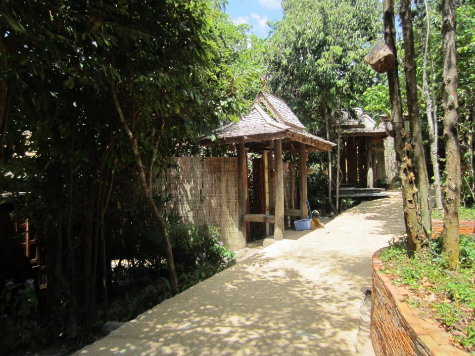 Weg zu den Villen Santhiya Koh Phangan Resort & Spa