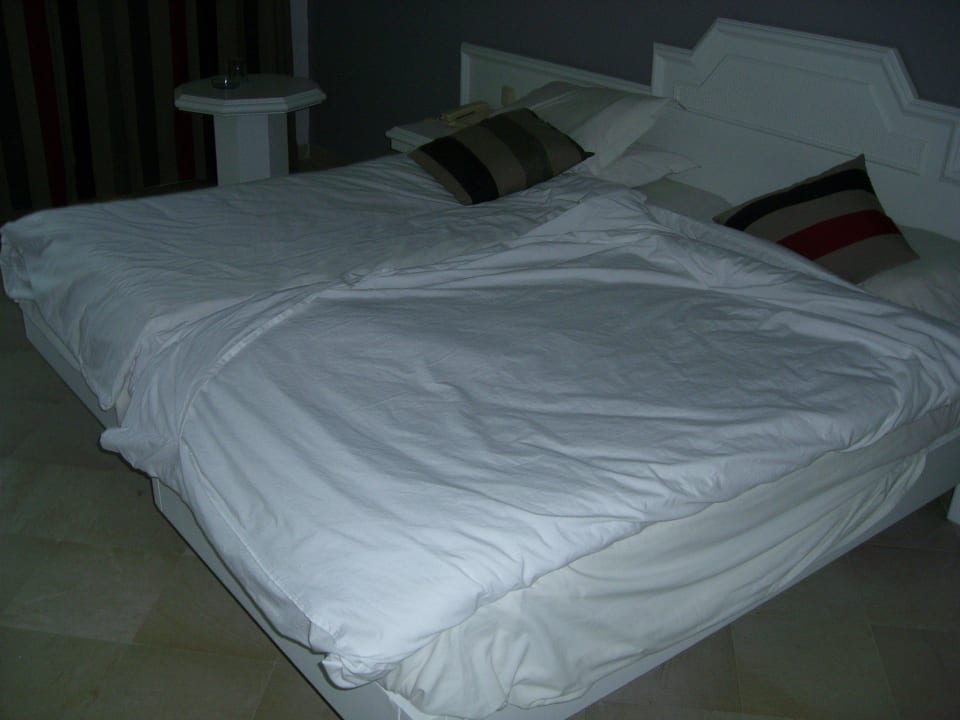Gemachtes Bett von Zimmermädchen Calimera One Resort Jockey