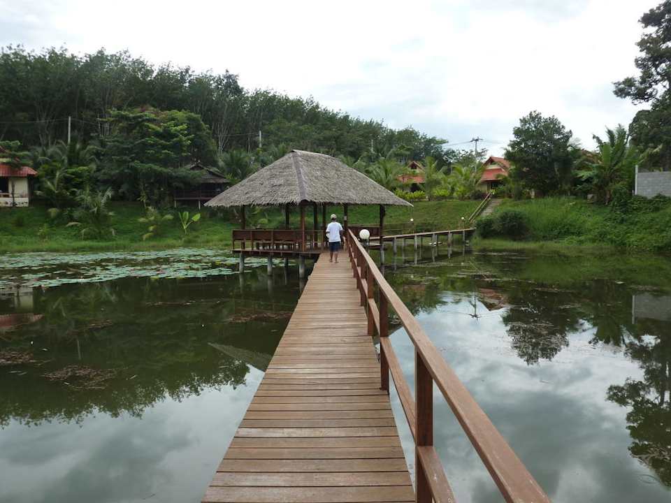Steg über den kleinen See mit Frühstückspavillon Hotel Khaolak Riverside Bungalow