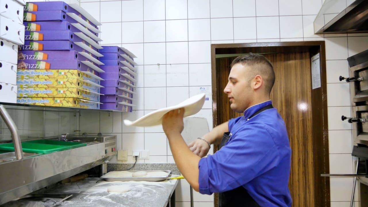 Antonio und seine leckere Pizza im Kohlerhof Hotel Kohlerhof