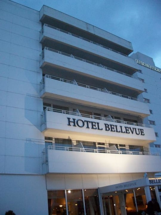 Hotel von außen mit Flutlicht Hotel Bellevue