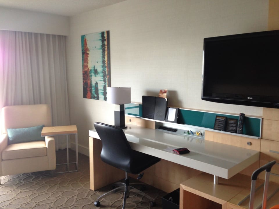 Pult Hotel Delta Ocean Pointe Resort