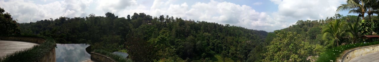 Panoramaaufnahme vom Hauptpool aus Hanging Gardens of Bali