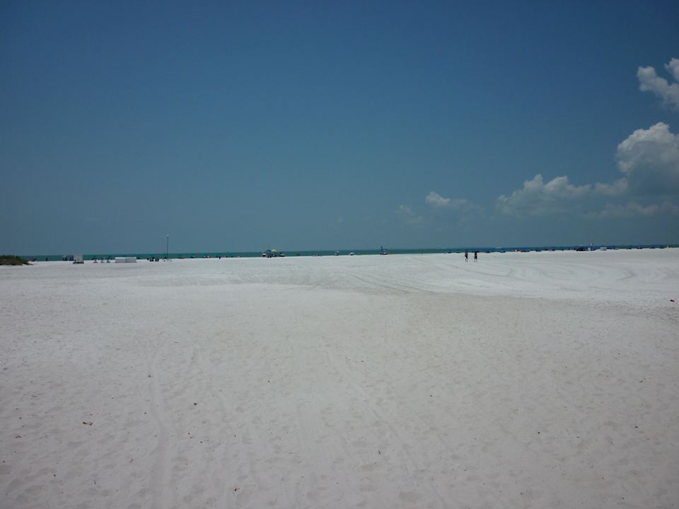Schöner weißer Strand direkt am Hotel Wyndham Garden Hotel Fort Myers Beach