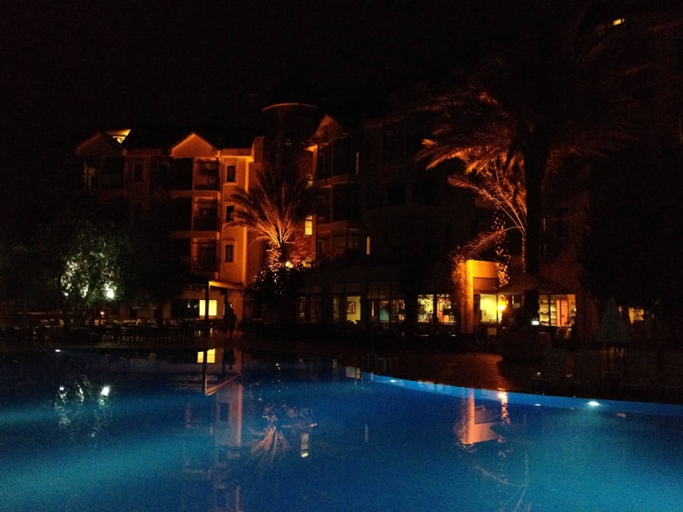 Oberer Pool bei Nacht Dosi Hotel