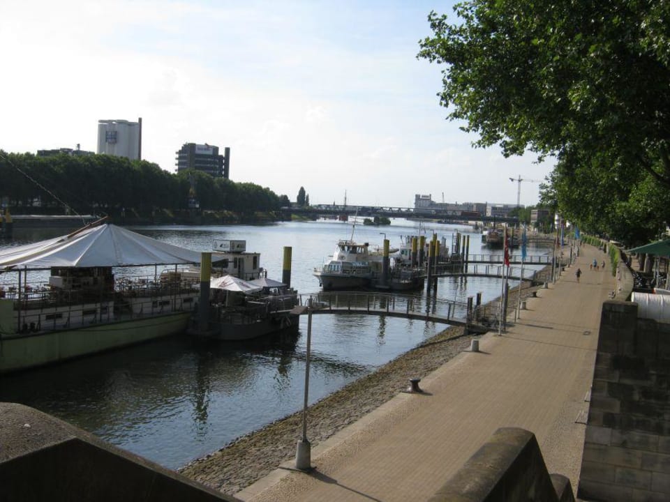 Vor der Jugendherberge die Anleger DJH Jugendherberge Bremen