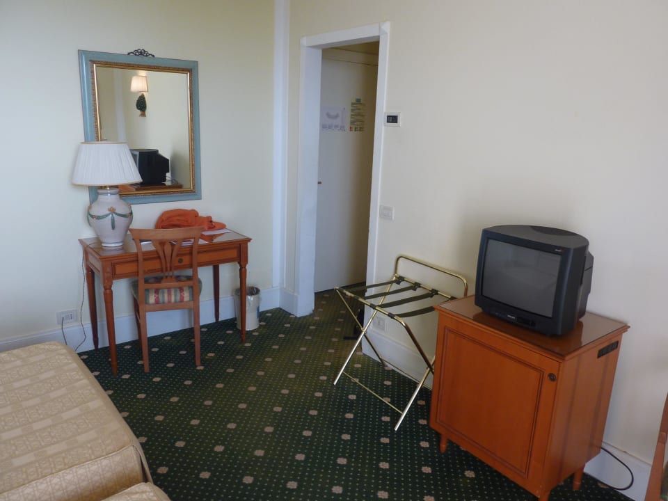 TV Ecke mit Schreibtisch NH Caltagirone Villa San Mauro