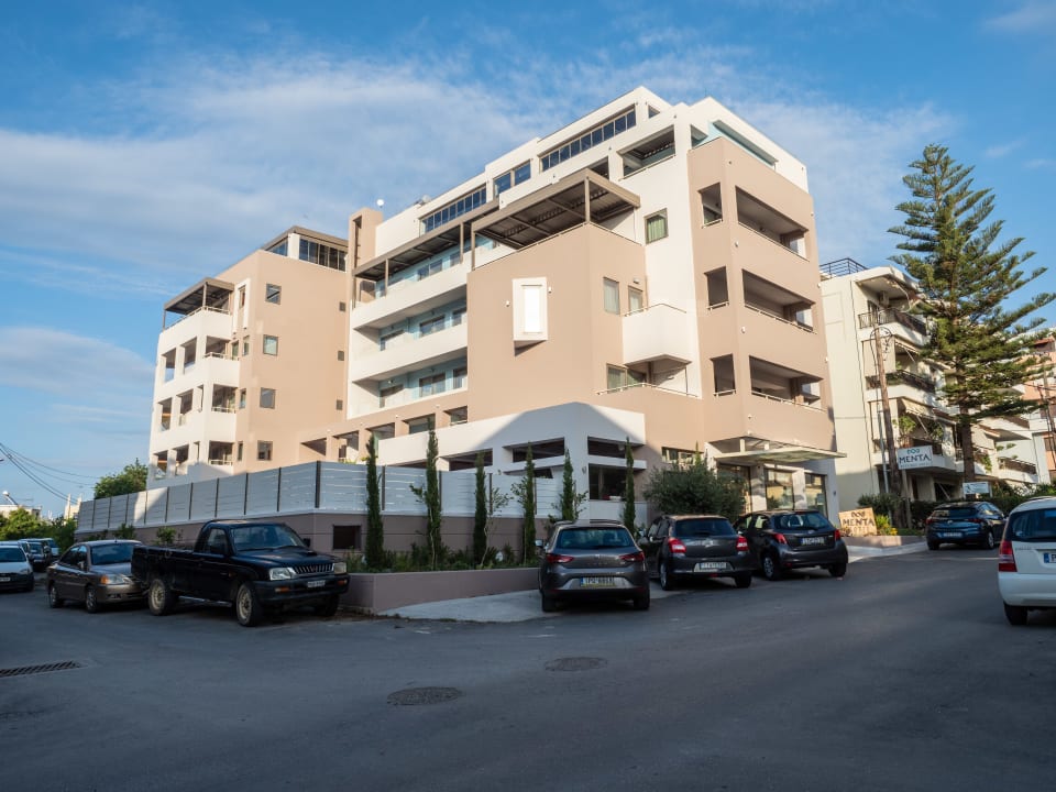 Außenansicht von der Strasse mit Stellplätzen Menta City Boutique