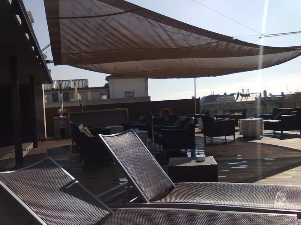 Pool und Lounge auf dem Dach B - Hotel