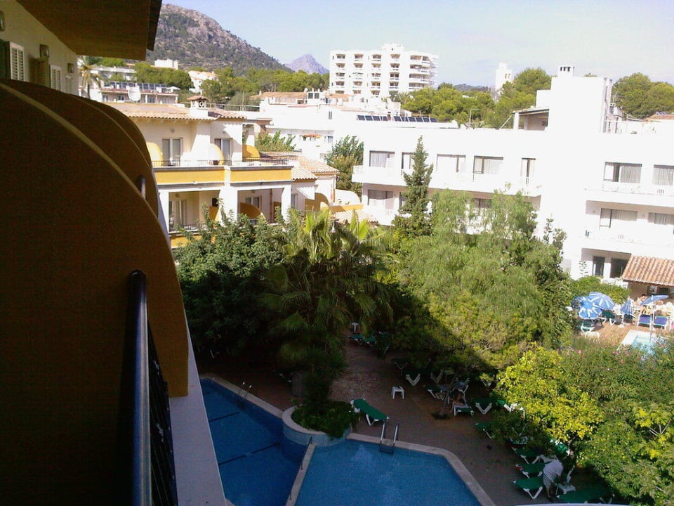 Blick vom Balkon auf Pool FLOR los Almendros Hotel