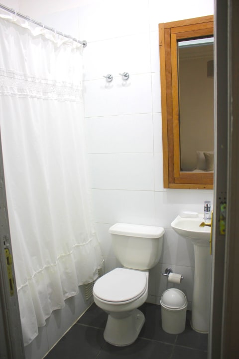 Bathroom double room Guest House Santiago