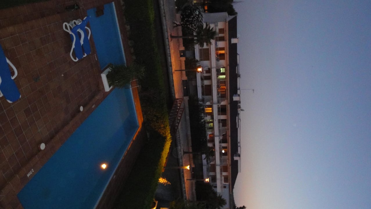 Blick auf den Pool - von der Dachterrasse Apartments Venecia