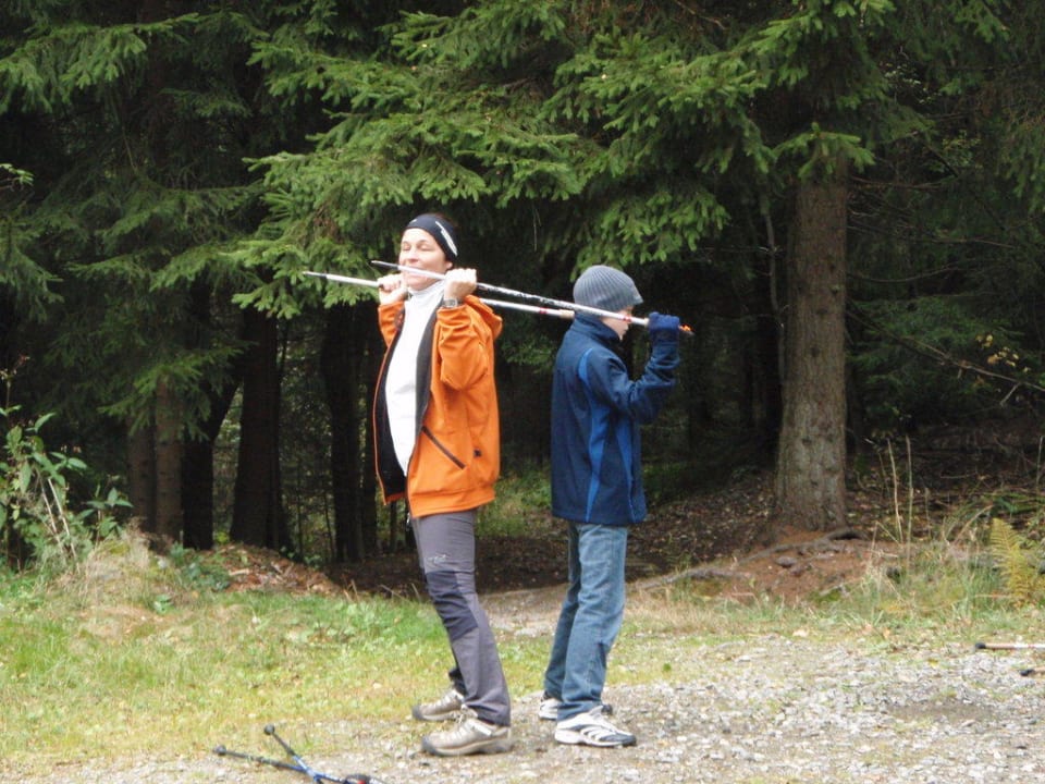 Die Trainerin zeigt uns Übungen Hotel Sonnenhof
