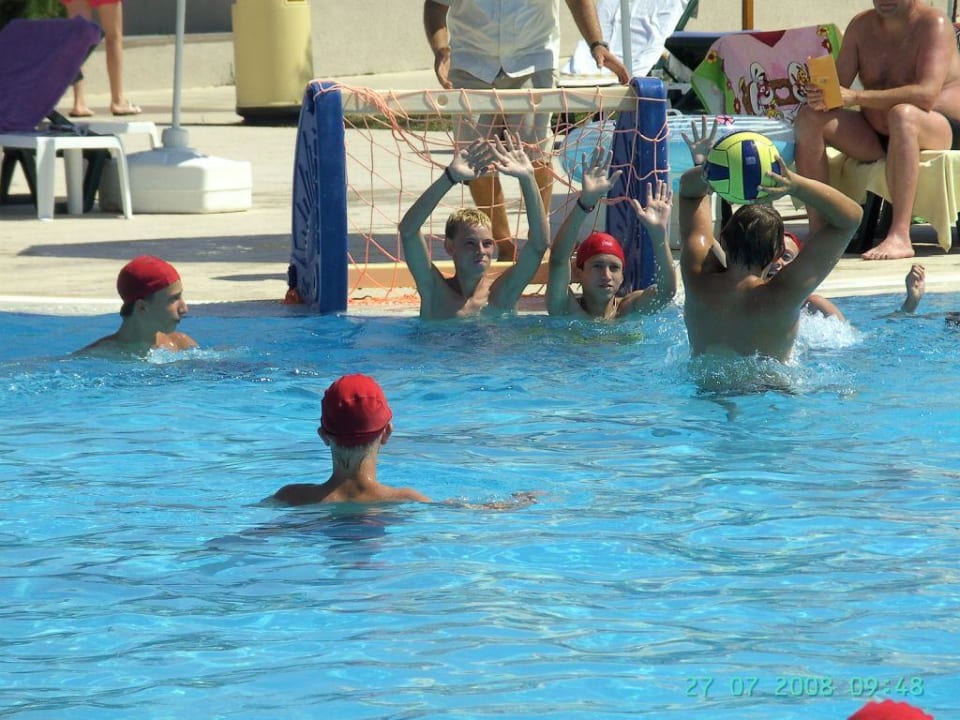 beim Wasserball spielen TUI KIDS CLUB Felicia Village