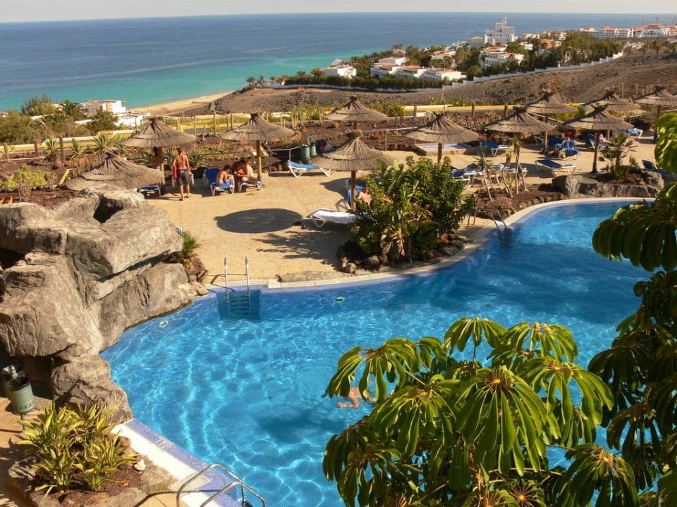Blick auf Pool und Strand AluaVillage Fuerteventura
