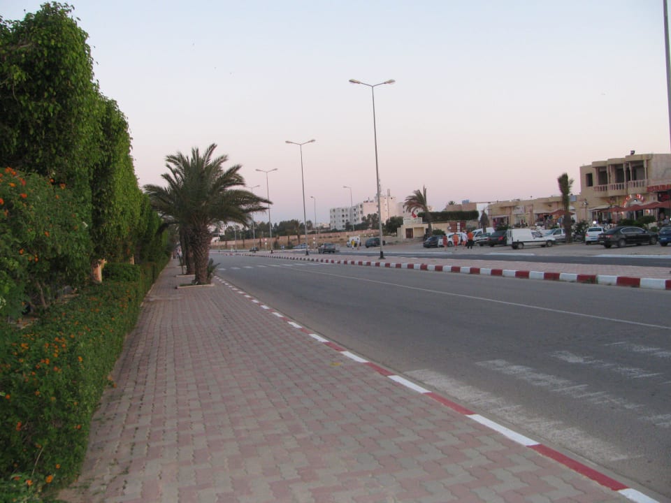 Widok na teren za bramą hotelową Nour Palace Resort & Thalasso