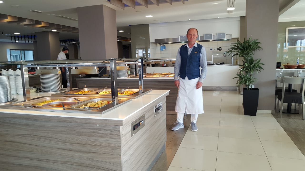Netter Chef der Gastronomie Kirios Dimitris in action allsun Hotel Carolina Mare