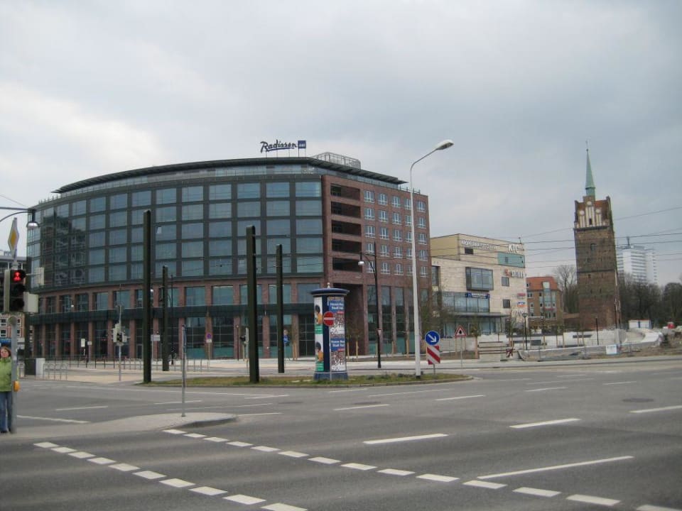 Hotel von der Kreuzung aus ScanHotels City Rostock
